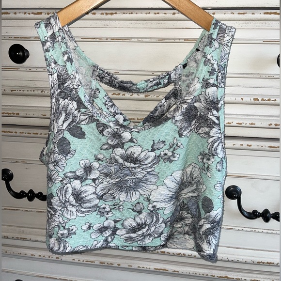 🍭Crop top tank with crisscrossed back. Fits like a size Medium. - Picture 1 of 3